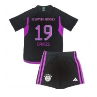 Billiga Bayern Munich Alphonso Davies #19 Barnkläder Borta fotbollskläder till baby 2023-24 Kortärmad (+ Korta byxor)